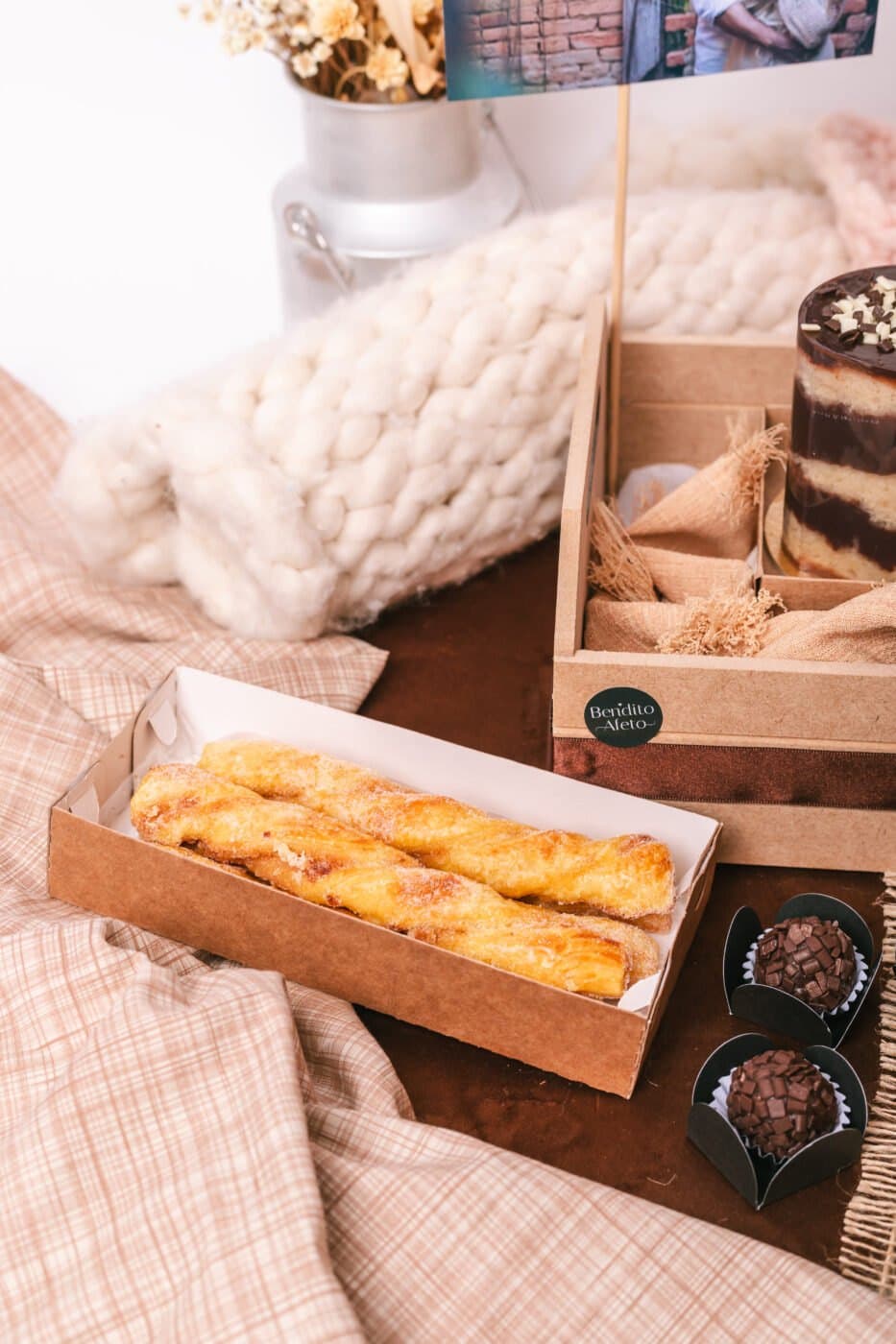Imagem principal do produto Caixa com Biscoitos Folhados